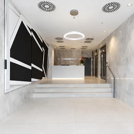 Metropolis - Luxury Infiniti - Free Parking *