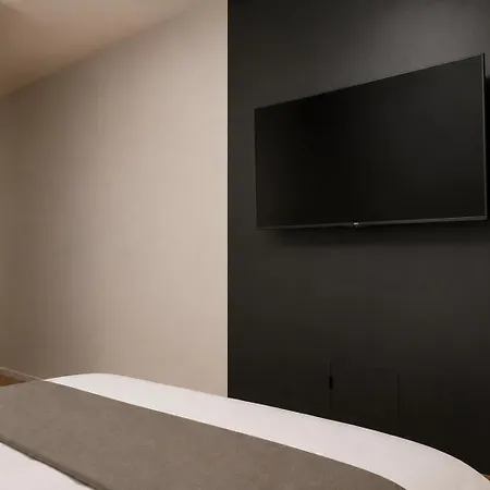 Metropolis - Luxury Infiniti - Free Parking * براتسيلافا